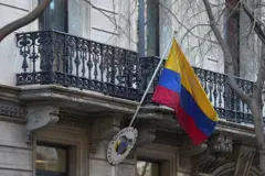 Bandera de Colombia en el consulado de Barcelona.
