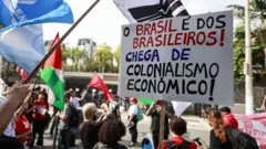 Cartaz em que está escrito "O Brasil é dos brasileiros, chega de colonialismo econômico" em protesto contra tarifaço