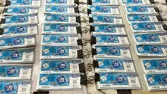 D﻿es billets de roupies indiennes.
