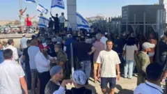 معترضان راست‌گرای افراطی پس از آنکه از سربازان ذخیره درباره ویدئو بازجویی شد، به پایگاه سدی تیمان یورش بردند