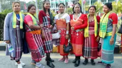 मौलिक वेशभूषामा सजिएका महिला