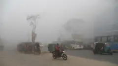 কুয়াশার চাদরে ঢাকা রাজধানী
