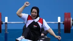 المرأة الحديدية المصرية فاطمة عمر، أو كما تلقب بصائدة الذهب 