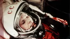 gagarin kafasında kaskı ve uzay kıyafeti ile ufak bir kapsülün içinde görülüyor. 