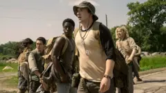 Escena de la película con un grupo de jóvenes caminantes