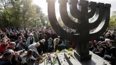 Personas en un monumento de Babi Yar