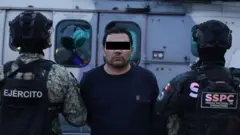 Ramón Ángel Álvarez Ayala custodiado por dos elementos de seguridad