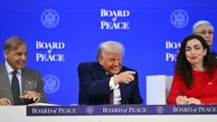Olootu ijọba Pakistan; Shehbaz Sharif lapa osi, Aarẹ Donald Trump ilẹ America lo wa laaarin, nigba ti Aarẹ orilẹede Kosovo, Vjosa Osmani, wa lapa ọtun nibi ipade "Board of Peace" to waye lasiko ti ipade ọrọ aje agbaye ( World Economic Forum) ni Davos, Switzerland, lọjọ kejilelogun, oṣu Kin-in-ni ọdun 2026.