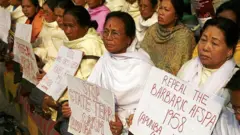 मणिपुर में आफ्सपा क़ानून का विरोध करती महिलाएं