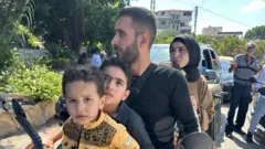 صورة تظهر عائلة على دراجة متجهة شمال لبنان