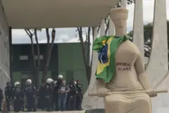 Estátua da Justiça com pichação 'Perdeu, mané'