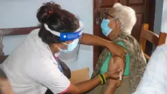 खोप लगाँउदै