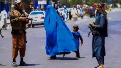 Des agents de sécurité talibans à Kaboul, un an après leur retour triomphal au pouvoir.