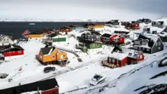 Una vista panorámica de viviendas sobre la costa en Nuuk, Groenlandia, el sábado 3 de mayo de 2025.