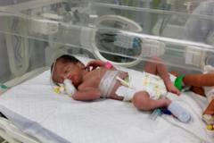 空爆で殺された母親の胎内から救出された赤ちゃん（ラファ、20日）