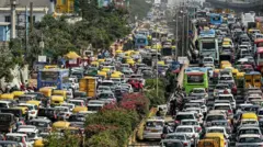 Avenida engarrafada nos dois sentidos em Bengaluru