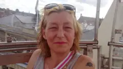 Фото Дон Стерджесс на фоне крыш