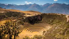Plantação agrícola inca de Moray com montanhas ao fundo