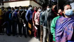 कोभिड खोप लगाउन पालो कुर्दै
