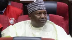 Abubakar Malami wọ agbada olomi yẹlo, o si de fila si i