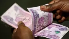 ብር የሚቆጥር እጅ 