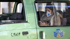 İran'da maske takmış bir kadın