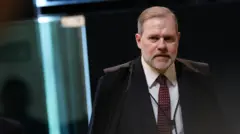 Ministro José Antonio Dias Tofolli usando a toga e caminhando.