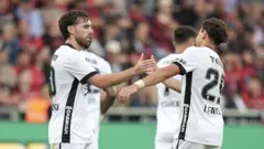 Beşiktaş'tan Orkun Kökçü (solda), 30 Temmuz 2026 tarihinde Danimarka'nın Herning kentindeki MCH Arena'da oynanan Midtjylland - Beşiktaş UEFA Avrupa Ligi ikinci eleme turu rövanş maçında golün ardından sevinç yaşıyor.