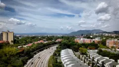 Vista aérea de condomínios de casas e edifícios recém-construídos em San Salvador