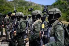 ผู้บัญชาการกองเรือยุทธการ ตรวจความพร้อมของกองเรือ กองบิน และหน่วยสงครามพิเศษทางเรือ เพื่อรองรับแผนจักรพงษ์ภูวนารถ เมื่อ 25 ก.ค.