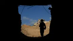 جندي إسرائيلي يقف عند مدخل نفق في غزة