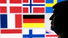 رسم توضيحي يُظهر نموذجاً مصغراً مطبوعاً بتقنية الطباعة ثلاثية الأبعاد للرئيس الأمريكي دونالد ترامب وأعلام ثماني دول أوروبية
