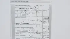 Formulário manuscrito do Serviço de Ambulâncias de Londres, datado de 1984. O documento registra como local a estação de East Finchley, informa que a pessoa que ligou disse que havia alguém "perdendo muito sangue", traz a anotação "desligou; nenhum número foi fornecido" e indica o horário de 00h27