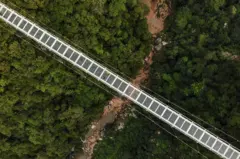 สะพานพื้นกระจก