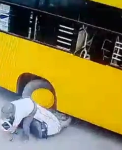 பைக் மீது மோதிய பேருந்து - உயிர் தப்பிய நபர்