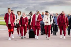 United kafilesi dün Manchester Havalimanı'nda İstanbul'a uçmadan önce böyle görüntülendi