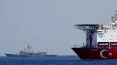 Yavuz sondaj gemisine bir Türk savaş gemisi eşlik ediyor
