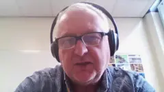 Professor Robert Young falando durante entrevista à BBC News Brasil