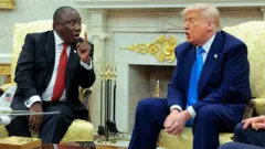 الرئيس الأمريكي دونالد ترامب خلال لقائه رئيس جنوب أفريقيا سيريل رامافوزا في البيت الأبيض