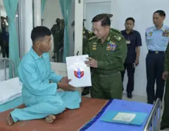 စစ်ကောင်စီဥက္ကဋ္ဌဟာ မုံရွာတပ်ဆေးရုံက ဒဏ်ရာရ အရာရှိ၊စစ်သည်တွေနဲ့ ပြည်သူ့စစ်(ဋ္ဌာနေ)တွေကိုပါ သွားရောက်ကြည့်ရှုပါတယ်။