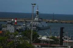 Un buque de la Armada de los Estados Unidos atraca en el puerto de La Guaira para llevar a cabo una operación logística destinada a prestar asistencia y ayuda humanitaria tras los recientes terremotos ocurridos en Venezuela.