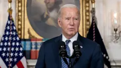 Perezida Joe Biden aganira n'abanyamakuru kuwa kane nijoro