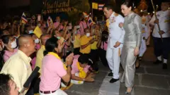 บิณฑ์ และเอกพันธ์ บรรลือฤทธิ์เฝ้ารอรับเสด็จฯ