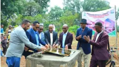 Mana barumsaa qaro-dhabeeyyii Dambi Doolloo deebisanii ijaaruuf dhagaan bu'uuraa wayita kaa'amu