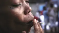 Aworan obinrin kan to n fa oogun oloro Kush