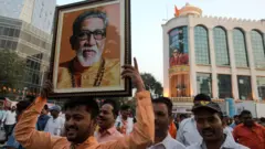 শিবসেনার প্রধান কার্যালয়ের সামনে বাল ঠাকরের ছবি নিয়ে দলীয় সমর্থকরা