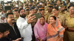 మహిళా పోలీసు అధికారులతో శిందే