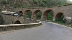 ኣብ ቅድሜኻ ቢንቶ እንተሃልዩ እሞ ከኣ ካብ ዓቐበት ዝወርድ መኪና ቀዳምነት ክትህቦ ትግደድ። ናይ ጽዕነት መኪና እሞ ድማ ምስ ተጎታቲ ኣብ ቢንቶ ወይ መጣወዪ እንተጓኒፉካ ምእንቲ ሓበራዊ ድሕነት ቀዳምነት ክትህቦ ይግባእ።