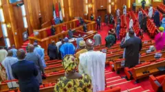 awọn aṣofin apapọ Naijiria ni gbọngan ile aṣofin