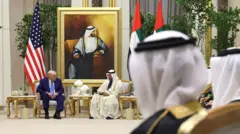 رئيس دولة الإمارات العربية المتحدة الشيخ محمد بن زايد آل نهيان مع الرئيس الأمريكي دونالد ترامب خلال اجتماع ثنائي في قصر الوطن في أبوظبي